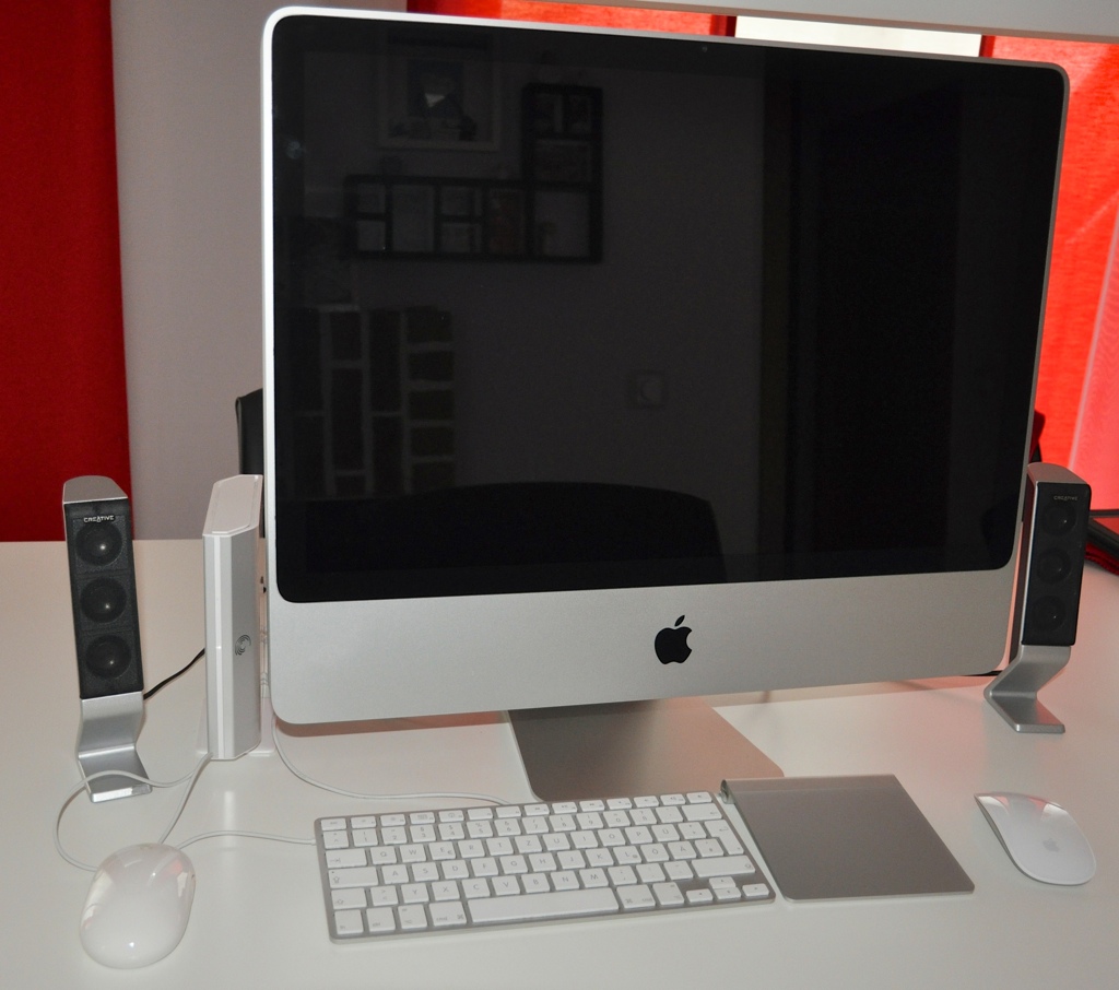 iMac mit angeschlossener SSD, externer Festplatte (FW800), 2.1 Soundsystem